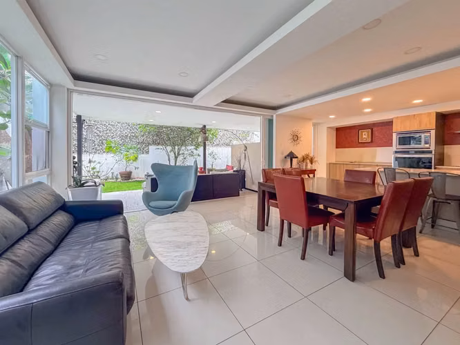 VENTA DE MODERNA CASA DE 3 NIVELES EN PASEO DEL SOL 4922 - Imagen 2