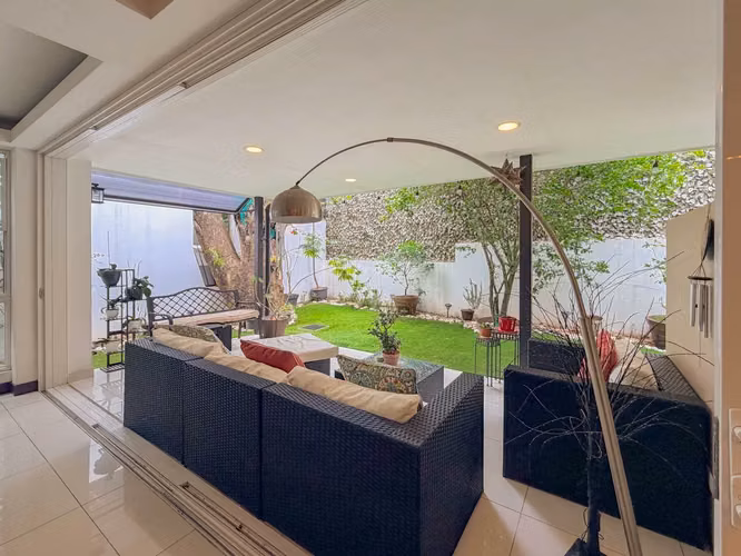 VENTA DE MODERNA CASA DE 3 NIVELES EN PASEO DEL SOL 4922 - Imagen 9