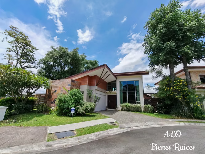Venta de Casa de lujo en Condominio Tierras del cafe