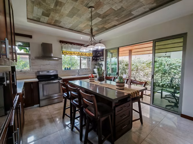 Venta de Casa de lujo en Condominio Tierras del cafe