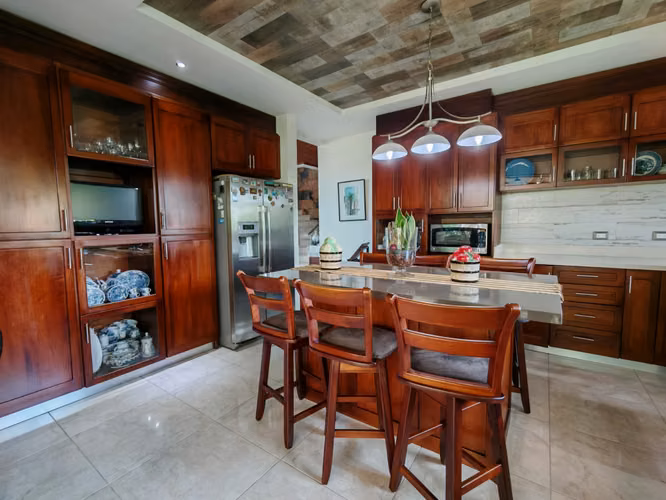 Venta de Casa de lujo en Condominio Tierras del cafe