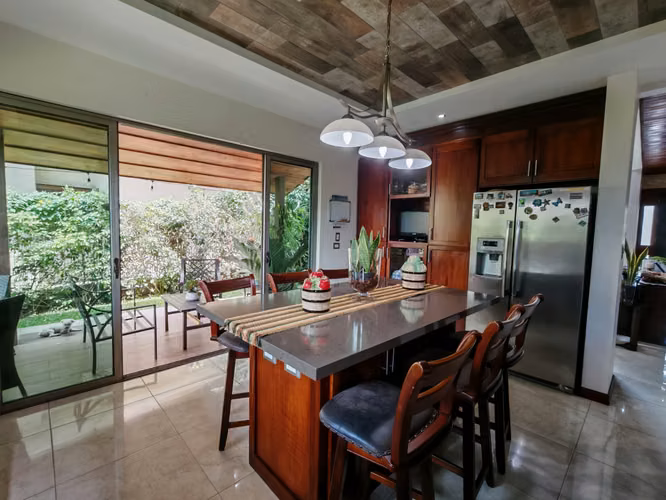 Venta de Casa de lujo en Condominio Tierras del cafe