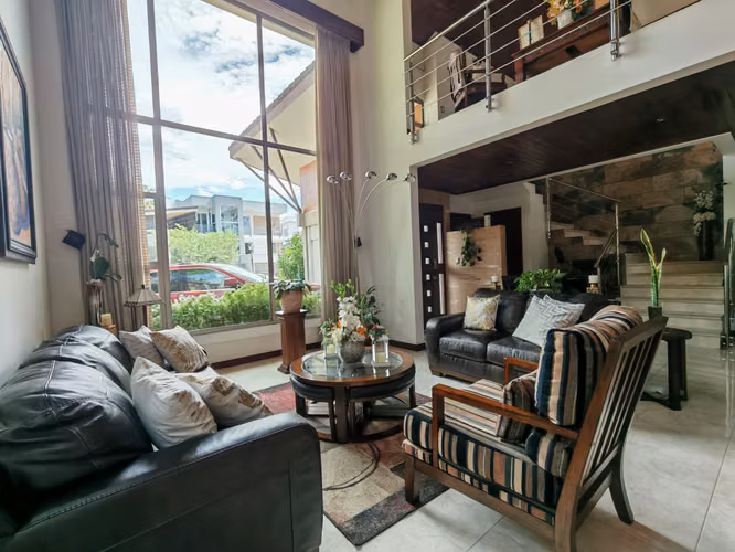 Venta de Casa de lujo en Condominio Tierras del cafe
