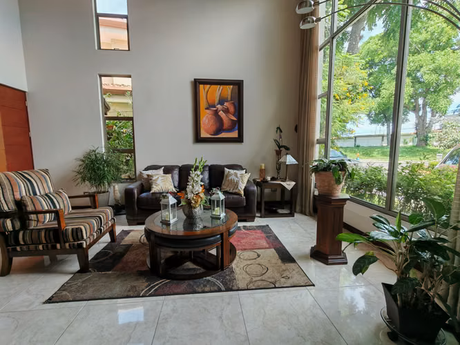 Venta de Casa de lujo en Condominio Tierras del cafe