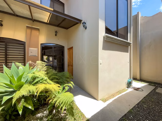 VENTA APARTAMENTO EN PRIMER PISO EN CURRIDABAT CON JARDÍN - Imagen 2