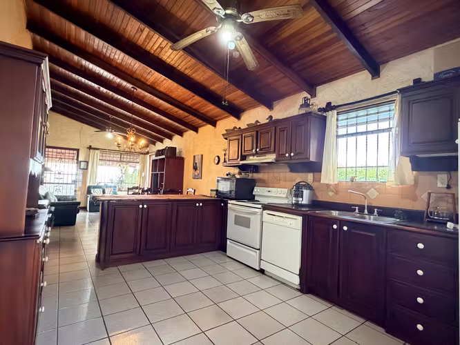Casa con vistas en venta en Sabanilla de Alajuela KS