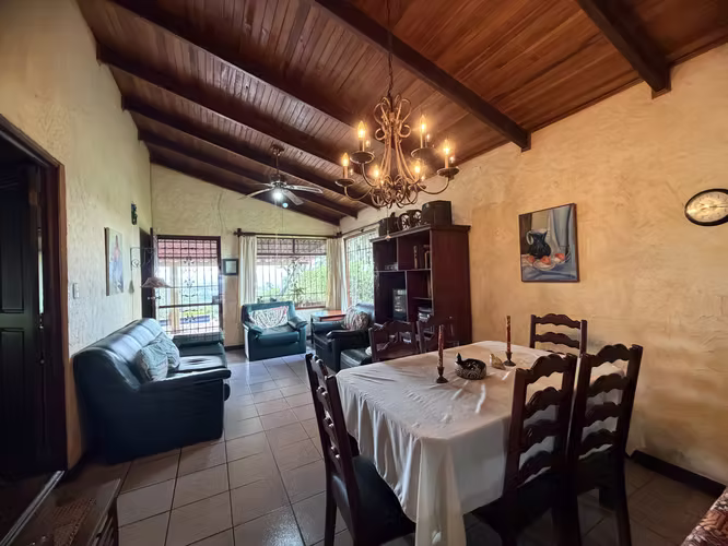 Casa con vistas en venta en Sabanilla de Alajuela KS