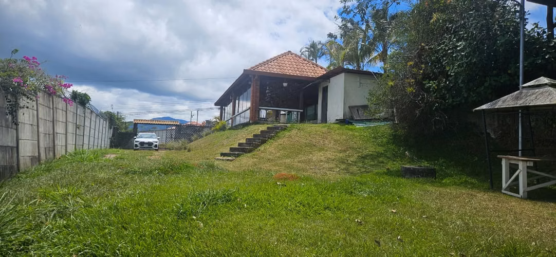Se vende salón para eventos con vista a la Laguna de Ujarrás | 803 m² | Carretera principal
