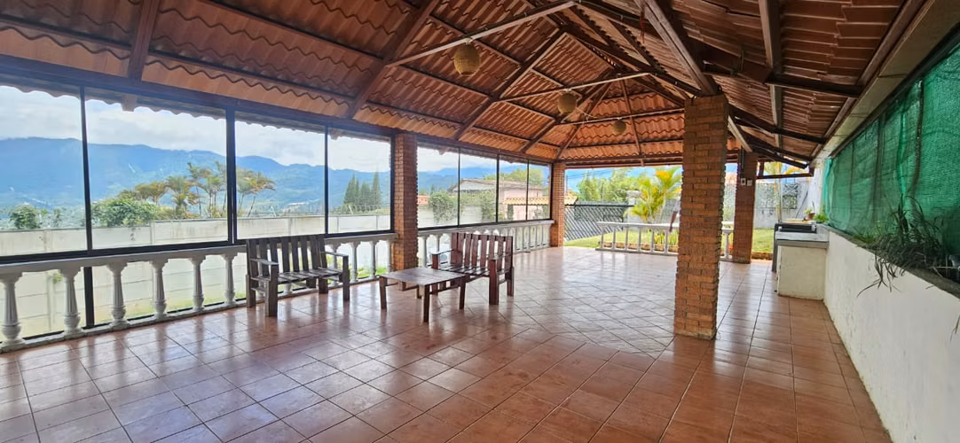Se vende salón para eventos con vista a la Laguna de Ujarrás | 803 m² | Carretera principal