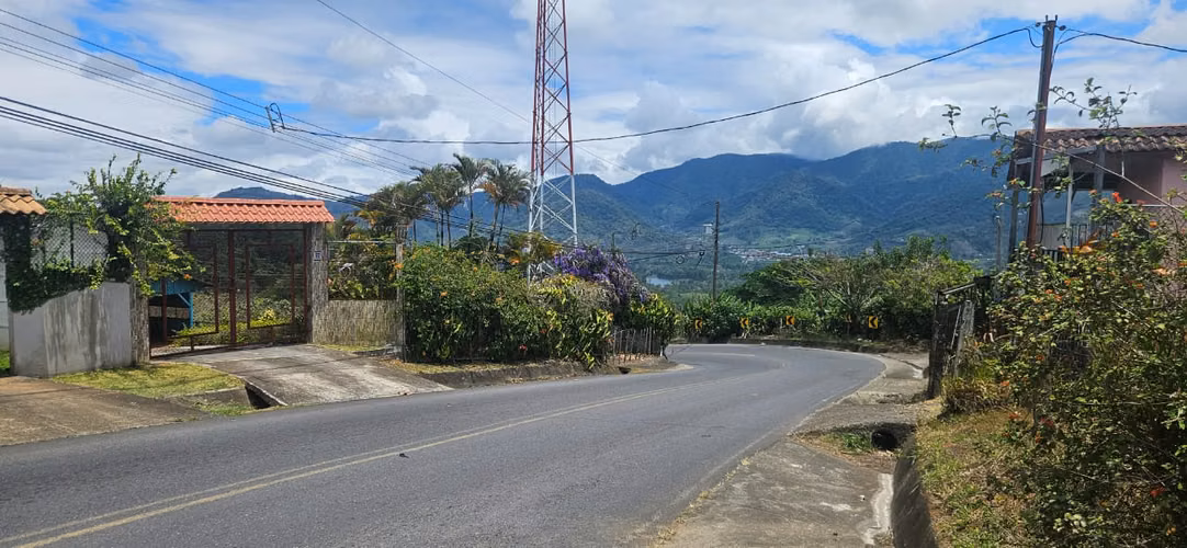 Se vende salón para eventos con vista a la Laguna de Ujarrás | 803 m² | Carretera principal