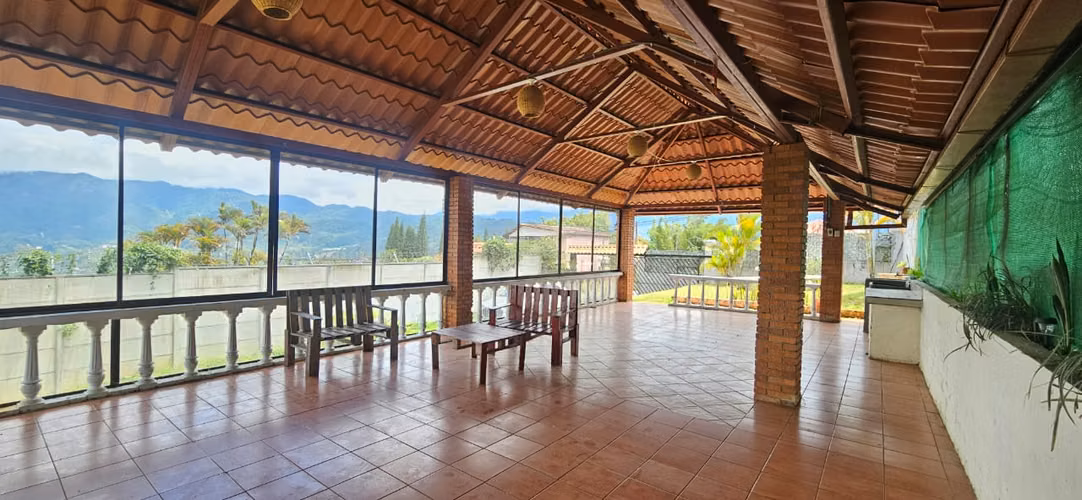 Se vende salón para eventos con vista a la Laguna de Ujarrás | 803 m² | Carretera principal