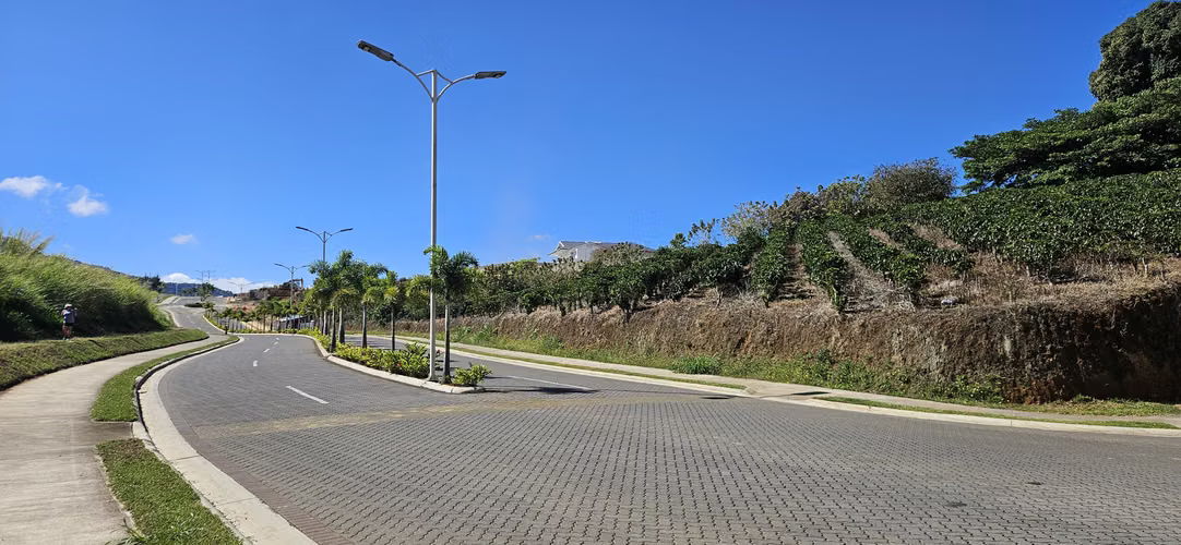 Vendo Lote en Condominio AQUA | Exclusividad, Naturaleza y Alta Plusvalía en la Zona Este - Imagen 3