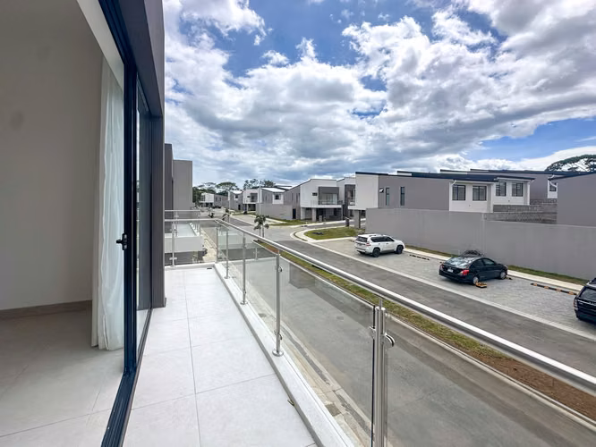 ALQUILER DE CASA EN CONDOMINIO LINDORA VILLAGE CON TERRAZA - Imagen 14