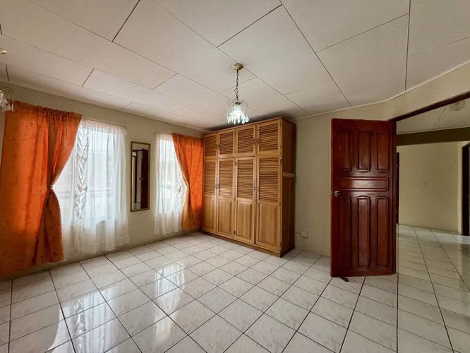 Alquiler de amplia casa en San Lorenzo de Flores. Heredia. - Imagen 16