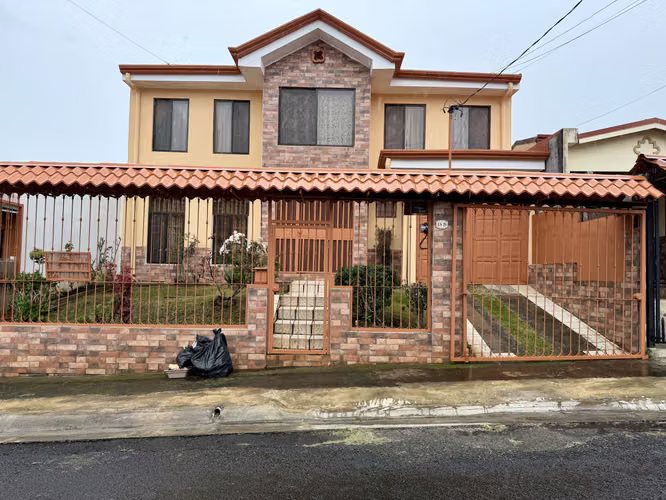 Large house rental in San Lorenzo de Flores. Heredia.