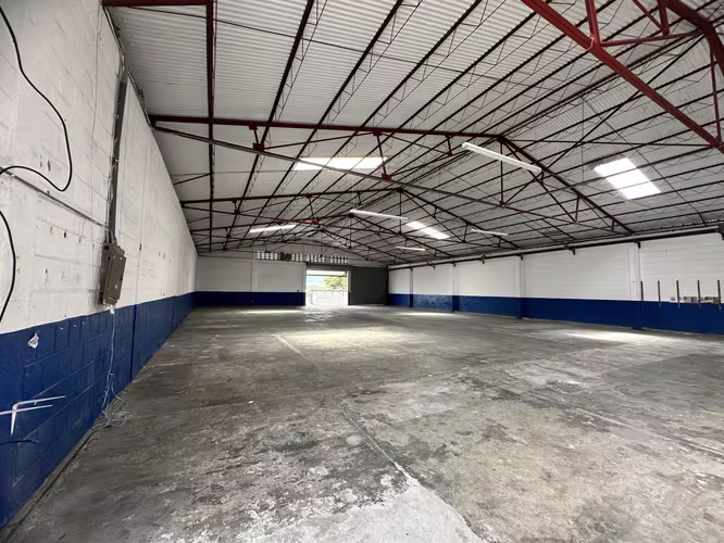 SE ALQUILA BODEGA CERCA DE LA SABANA
