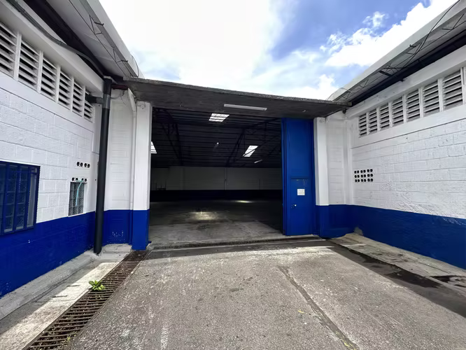 SE ALQUILA BODEGA CERCA DE LA SABANA - Imagen 2