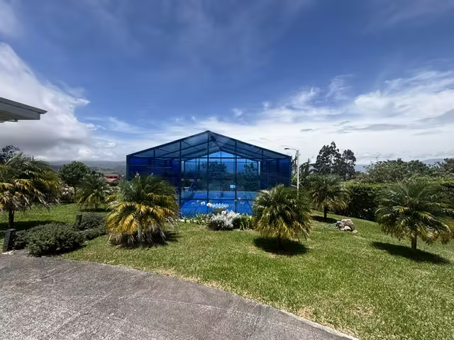 Venta de casa independiente con preciosa vista. San Isidro, Heredia (SV)