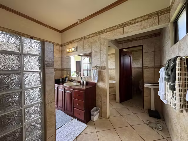 Venta de casa independiente con preciosa vista. San Isidro, Heredia (SV)