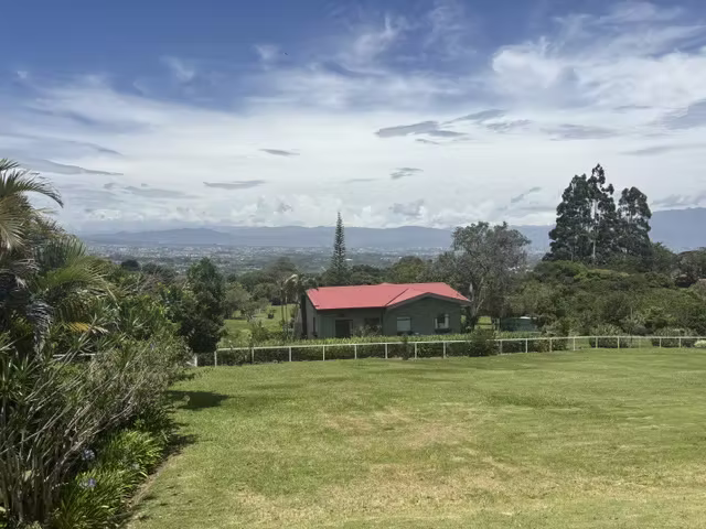 Venta de casa independiente con preciosa vista. San Isidro, Heredia (SV)