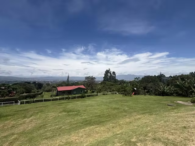 Venta de casa independiente con preciosa vista. San Isidro, Heredia (SV)