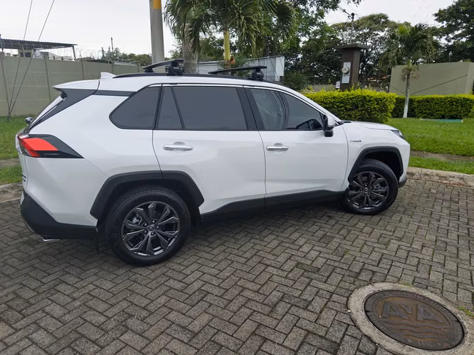 Toyota RAV4 Hybrid Limited 4x4 – Como Nueva