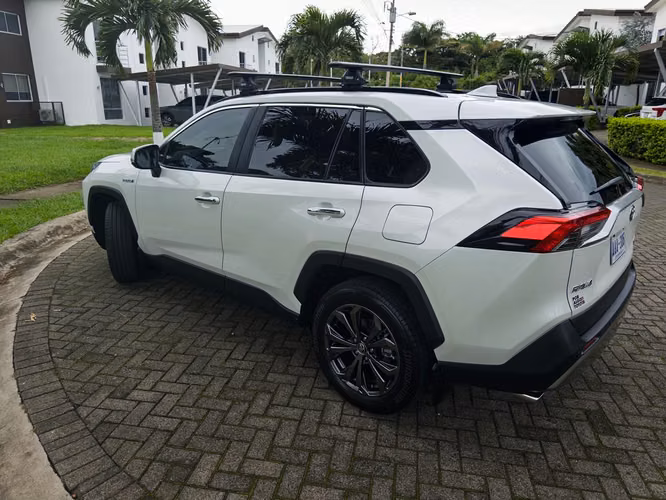 Toyota RAV4 Hybrid Limited 4x4 – Como Nueva