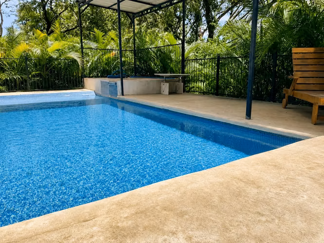 Amplia Casa en Alquiler con Piscina Privada y Vista a las Montañas