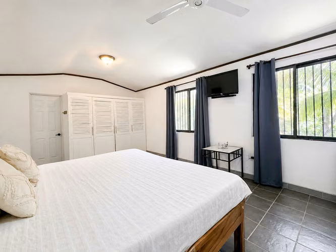 Amplia Casa en Alquiler con Piscina Privada y Vista a las Montañas