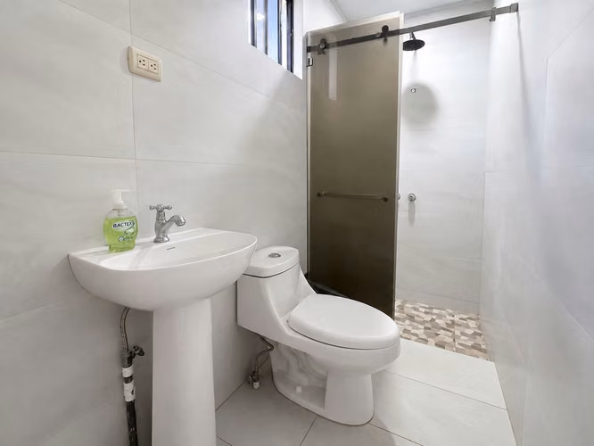 Amplia Casa en Alquiler con Piscina Privada y Vista a las Montañas