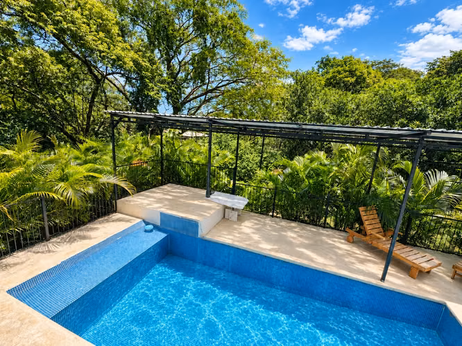 Amplia Casa en Alquiler con Piscina Privada y Vista a las Montañas