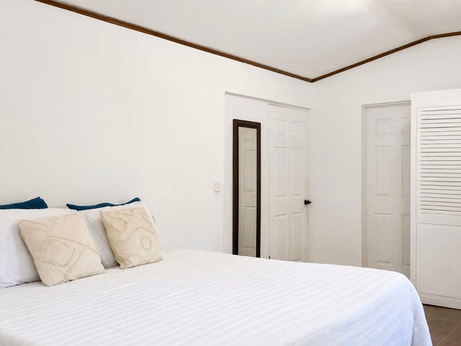 Amplia Casa en Alquiler con Piscina Privada y Vista a las Montañas