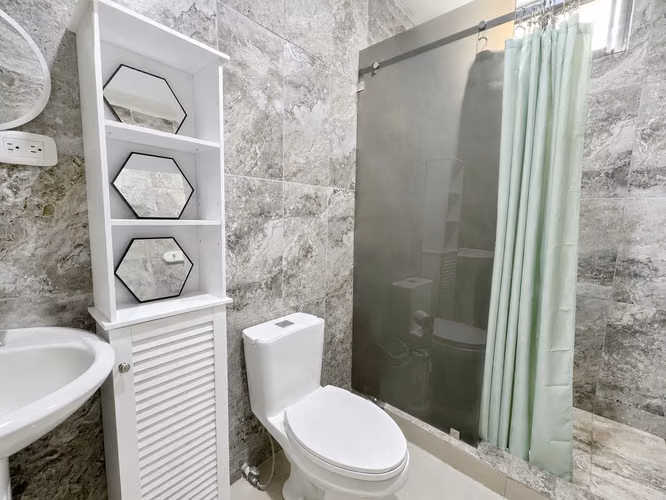 Amplia Casa en Alquiler con Piscina Privada y Vista a las Montañas