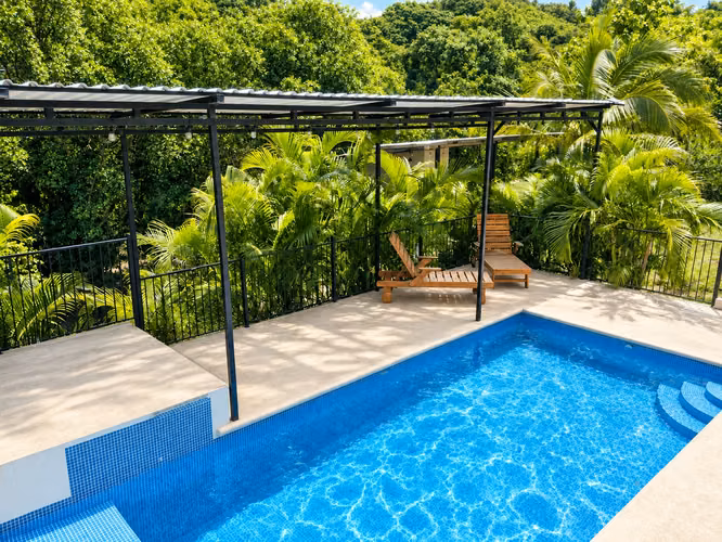 Amplia Casa en Alquiler con Piscina Privada y Vista a las Montañas
