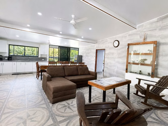 Amplia Casa en Alquiler con Piscina Privada y Vista a las Montañas