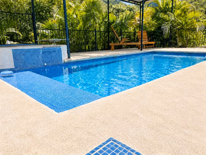 Amplia Casa en Alquiler con Piscina Privada y Vista a las Montañas