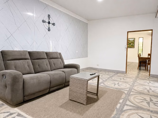 Amplia Casa en Alquiler con Piscina Privada y Vista a las Montañas