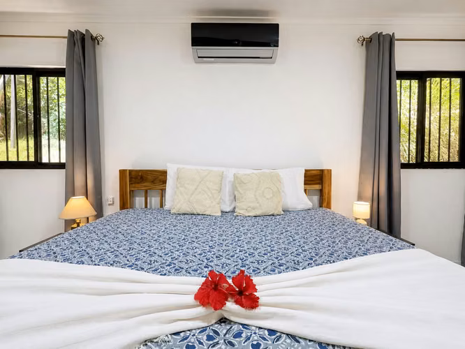 Amplia Casa en Alquiler con Piscina Privada y Vista a las Montañas