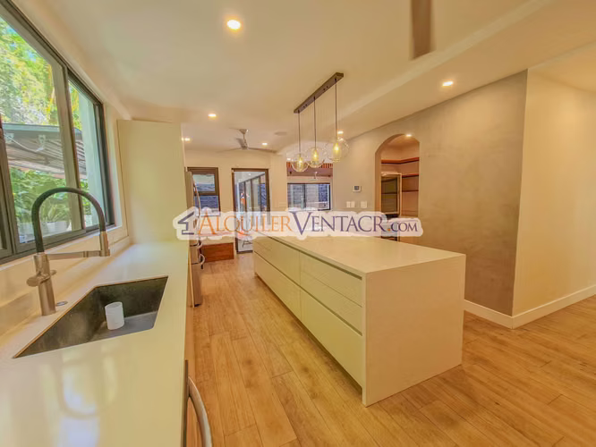 LUJOSA CASA DE 406 M2 CON PISCINA PROPIA EN JABONCILLOS ESCAZU