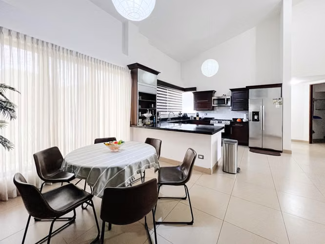 Venta de casa de una planta en condominio en Piedades de Santa Ana