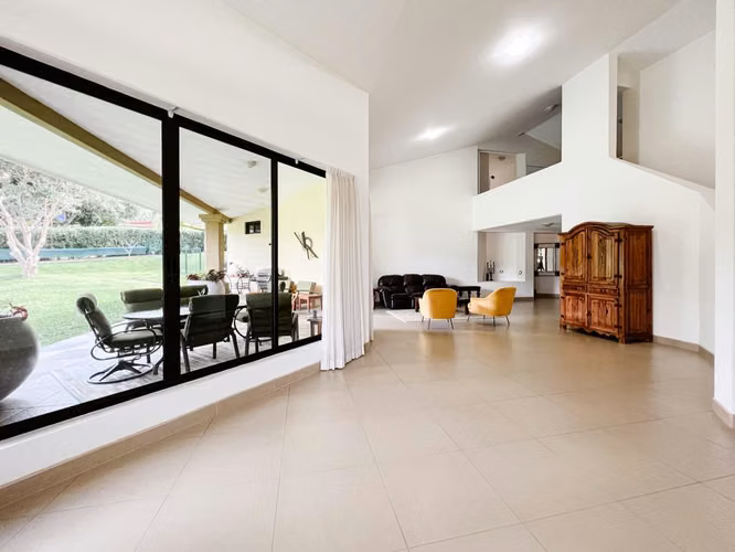 Venta de casa de una planta en condominio en Piedades de Santa Ana