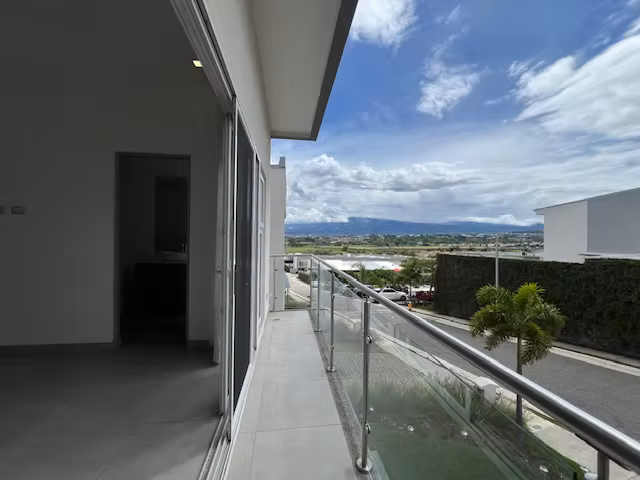 ALQUILER DE CASA EN GUACHIPELIN, ESCAZU EN CONDOMINIO SOURCE LIVING, CON LÍNEA BLANCA - Imagen 9