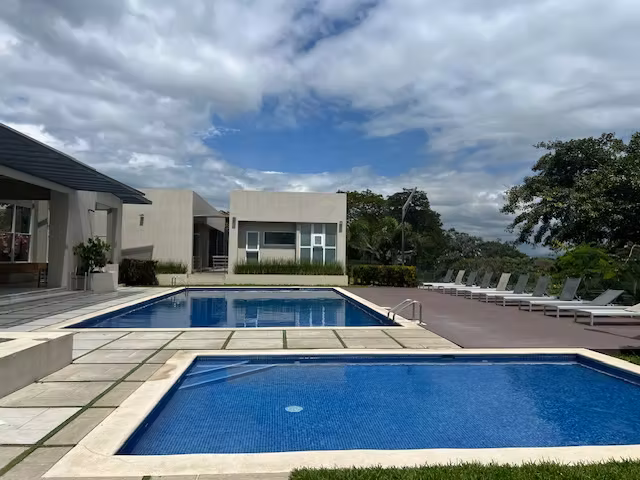 ALQUILER DE CASA EN GUACHIPELIN, ESCAZU EN CONDOMINIO SOURCE LIVING, CON LÍNEA BLANCA - Imagen 17