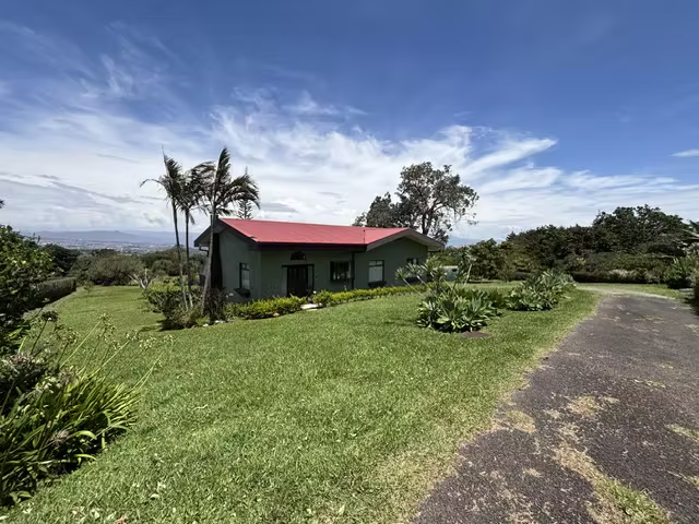 Venta de casa independiente con amplio jardín. San Isidro de Heredia (SV)