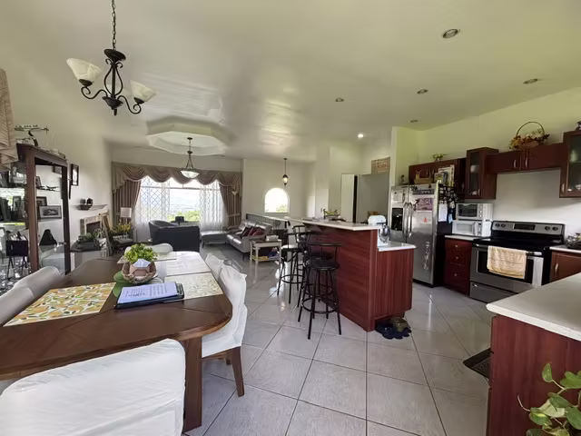 Venta de casa independiente con amplio jardín. San Isidro de Heredia (SV) - Imagen 7
