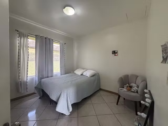 Venta de casa independiente con amplio jardín. San Isidro de Heredia (SV) - Imagen 5