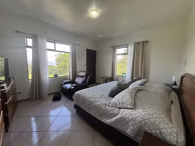 Venta de casa independiente con amplio jardín. San Isidro de Heredia (SV) - Imagen 8
