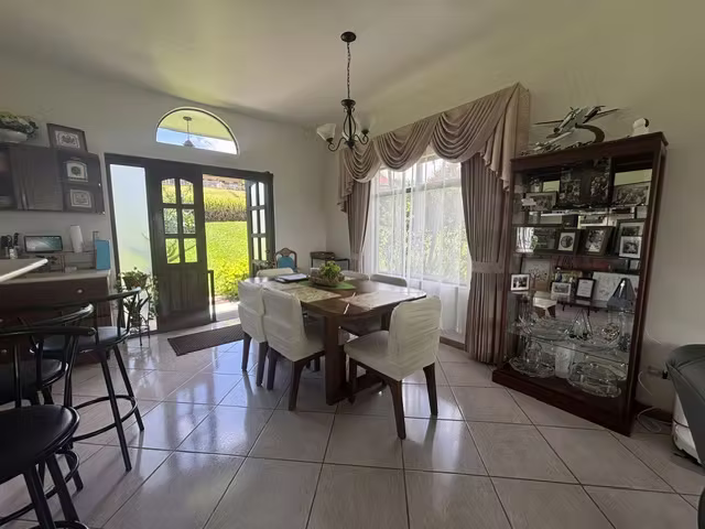 Venta de casa independiente con amplio jardín. San Isidro de Heredia (SV) - Imagen 10