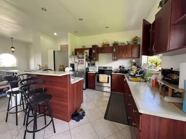 Venta de casa independiente con amplio jardín. San Isidro de Heredia (SV) - Imagen 3