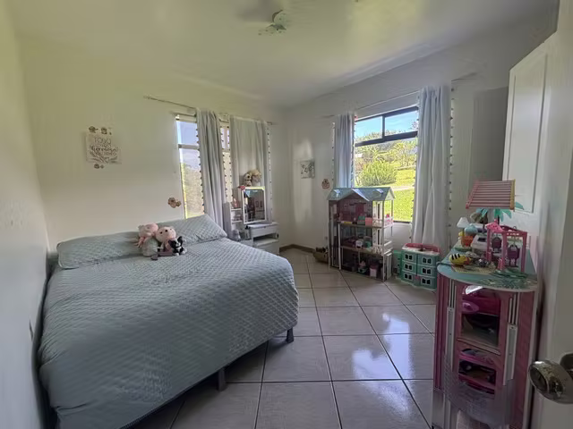 Venta de casa independiente con amplio jardín. San Isidro de Heredia (SV) - Imagen 6
